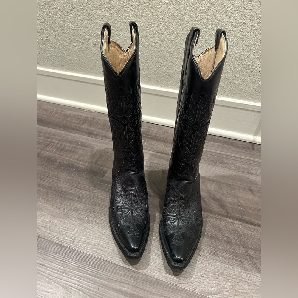Circle G by  Women's Black Filigree Embroidery Cowboy Snip Toe Boots size 8